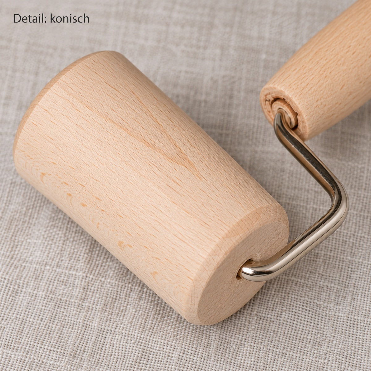 Birkmann Teigroller 340534 – konische Buchenholzwalze und Metallbügel im Detail.