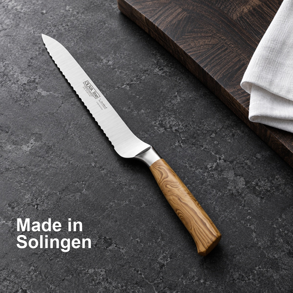 Brotmesser Oliva, gekröpft 20 cm – Made in Solingen – vorhandenes Ambiente-Motiv.