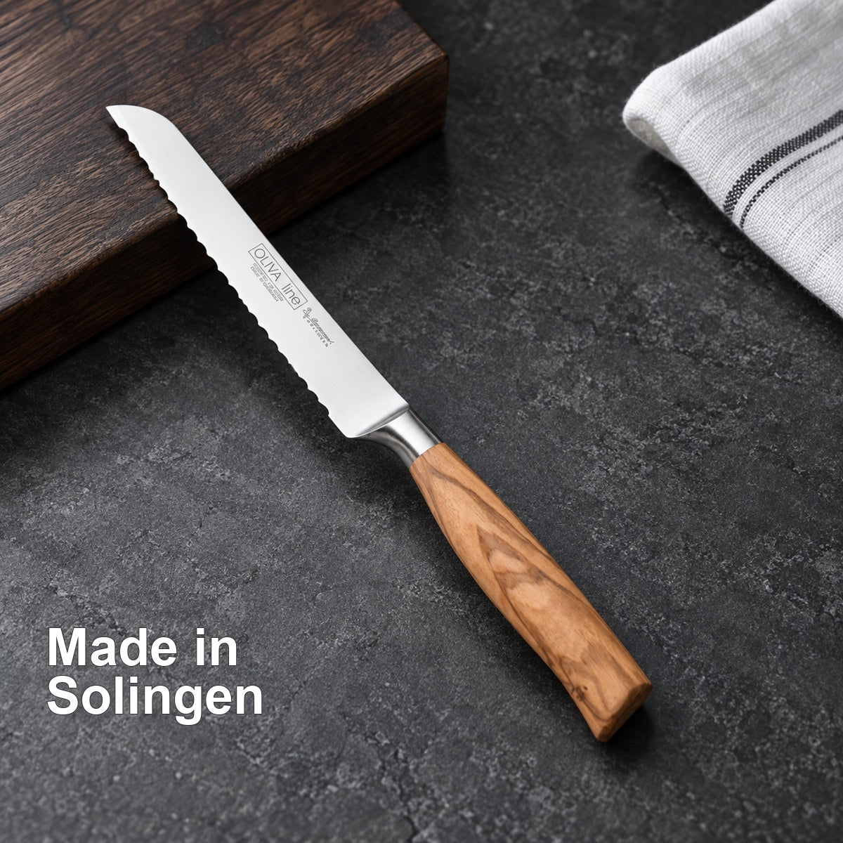 Brötchenmesser Oliva 13 cm – Made in Solingen – vorhandenes Ambiente-Motiv.