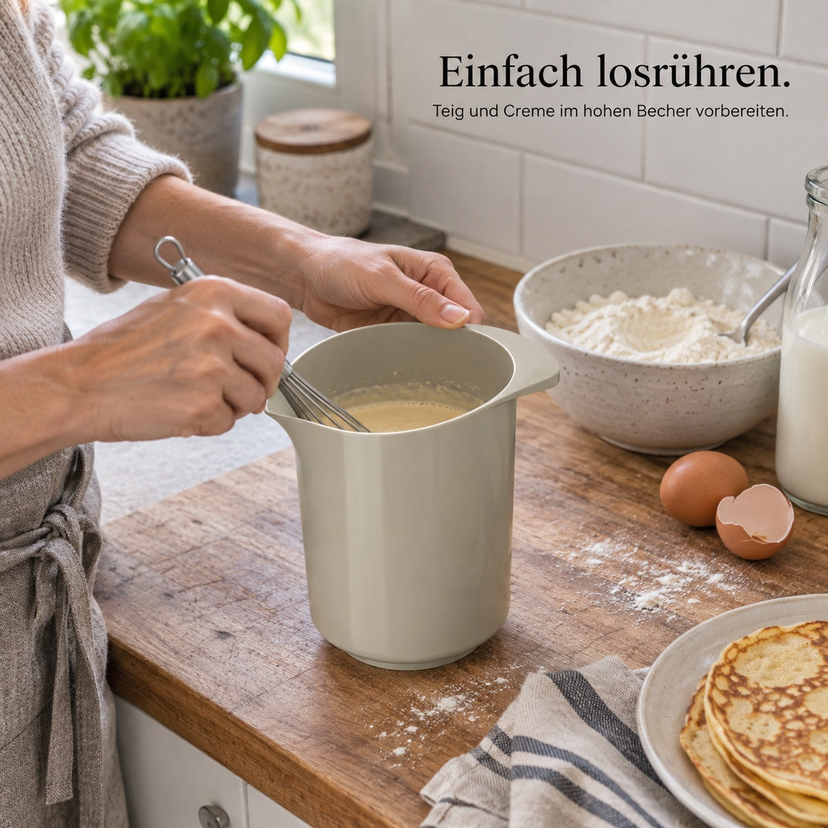 Rosti Classic Rührbecher in Humus beim Anrühren von Teig – Anwendungsbeispiel.