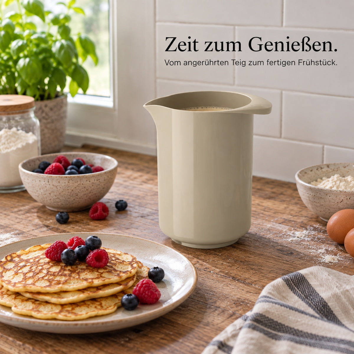 Rosti Classic Rührbecher Humus mit angerührtem Teig und fertigen Pfannkuchen als Anwendungsbeispiel.