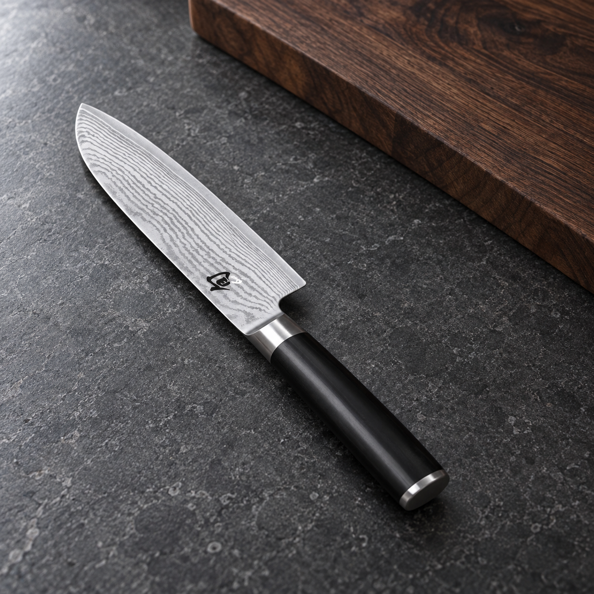 KAI Santoku Shun Classic – Santoku 18 cm – Produkt im Küchenambiente (vorhandenes Bild aus der Produktsektion 1).