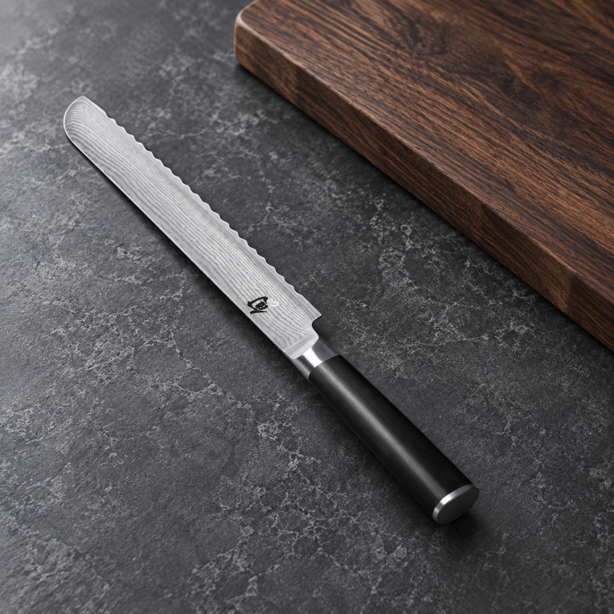 KAI Brotmesser Shun Classic 23 cm – Brotmesser 23cm – Produkt im Küchenambiente (vorhandenes Bild aus der Produktsektion 1).