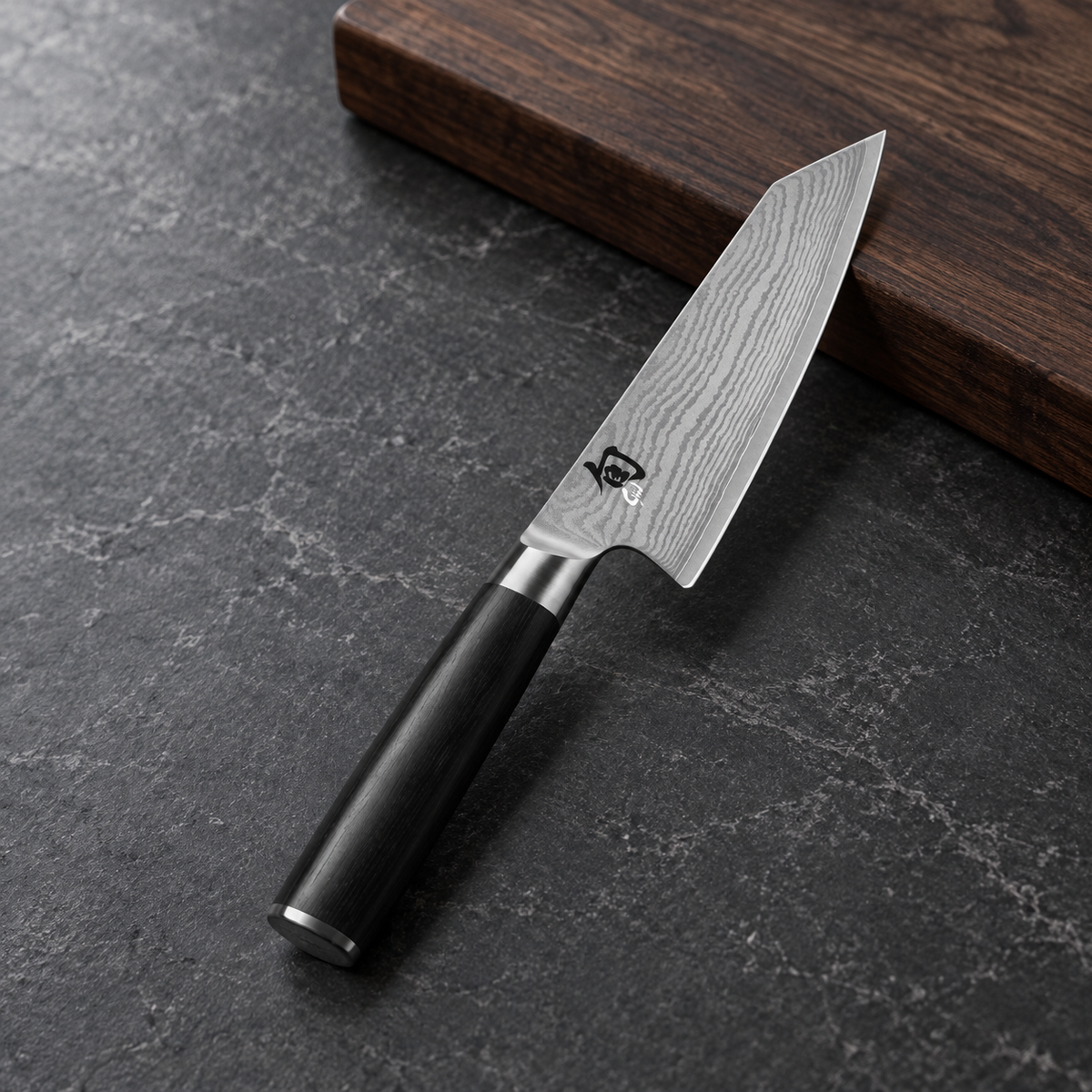 KAI Kiritsuke Shun Classic – Kiritsuke 15cm – Produkt im Küchenambiente (vorhandenes Bild aus der Produktsektion 1).