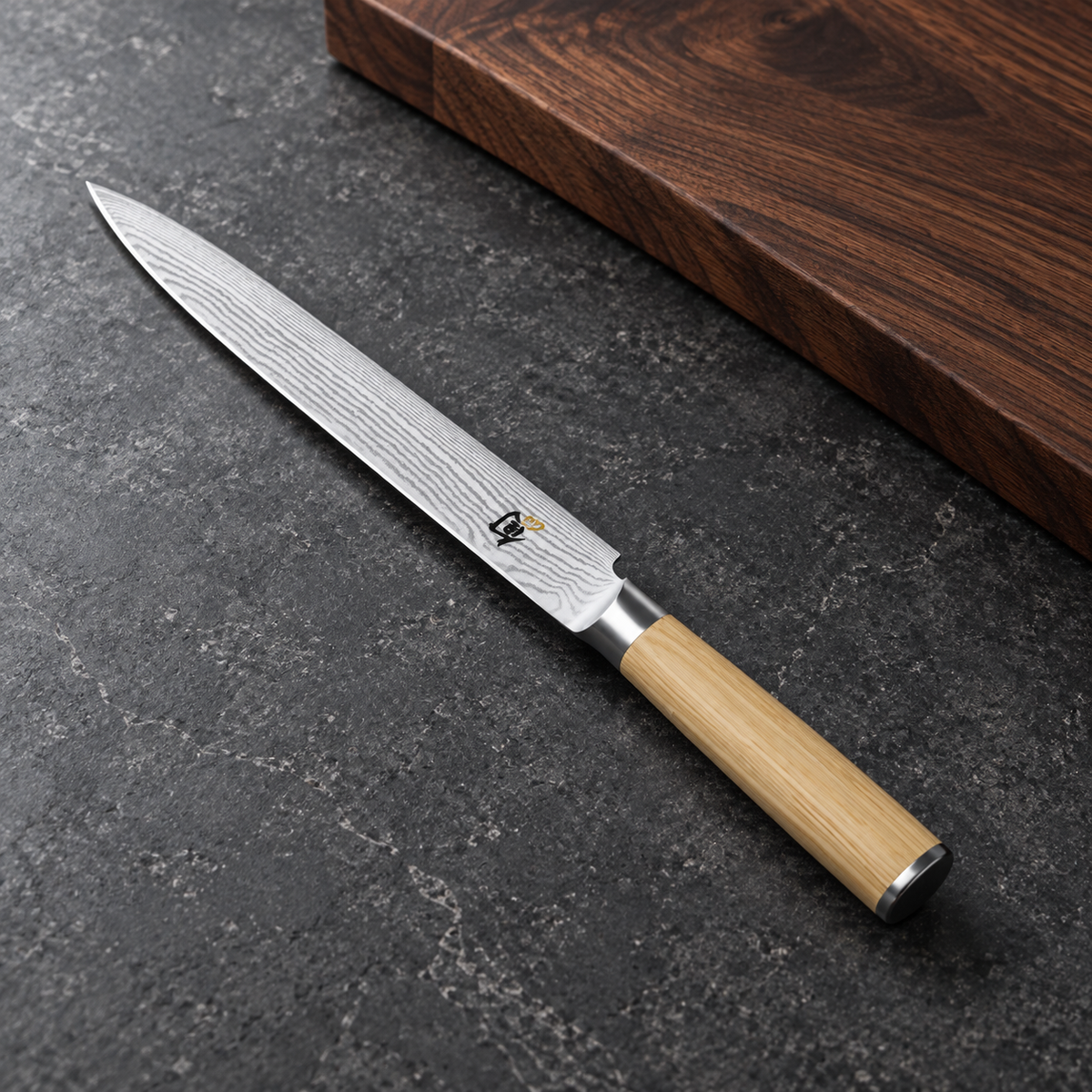KAI Schinkenmesser Shun Classic White 23 cm – Schinkenmesser 23cm – Produkt im Küchenambiente (vorhandenes Bild aus der Produktsektion 1).