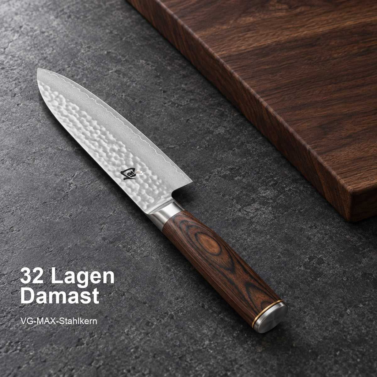 KAI Santoku Shun Premier – 32 Lagen Damast; VG-MAX-Stahlkern. Vorhandenes Hero-Bild mit Materialangabe.