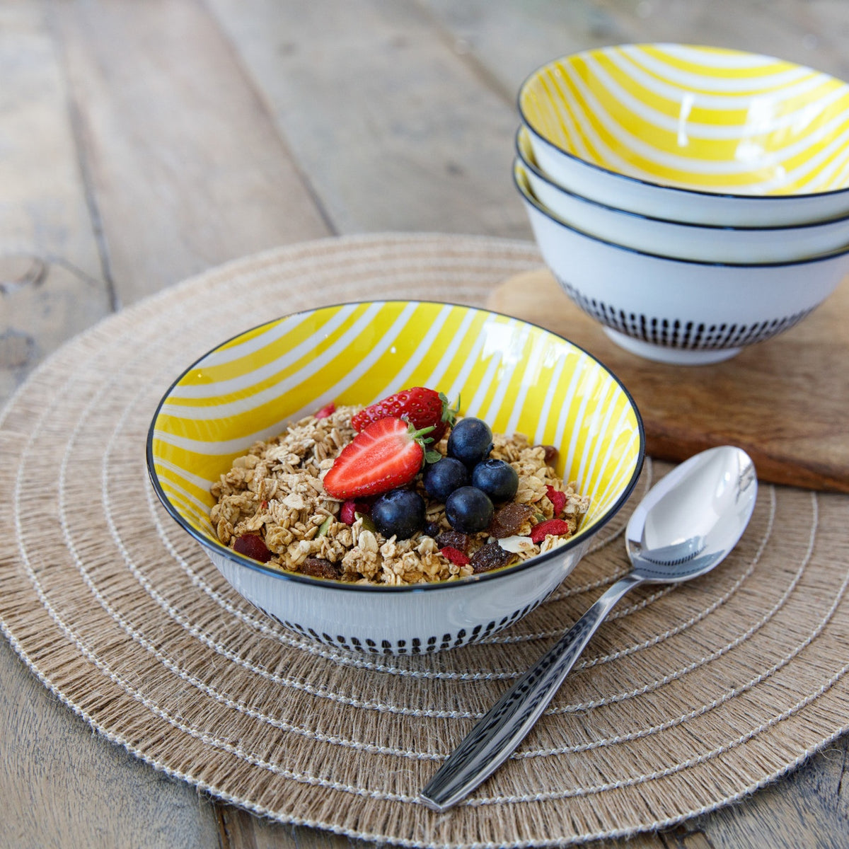Bowl aus Steinzeug – gemustert – Hersteller-Originalbild. Anwendungs- und Serienmotive können Lebensmittel, Dekoration oder separat erhältliches Zubehör zeigen; maßgeblich ist der beschriebene Lieferumfang.