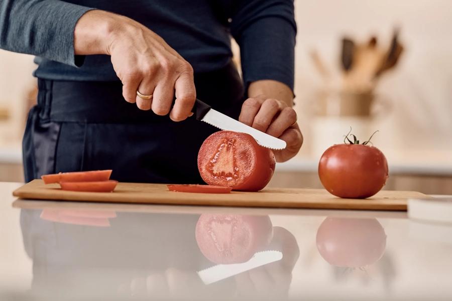 Victorinox Swiss Classic Tomaten- und Tafelmesser – Original-Anwendungsbild