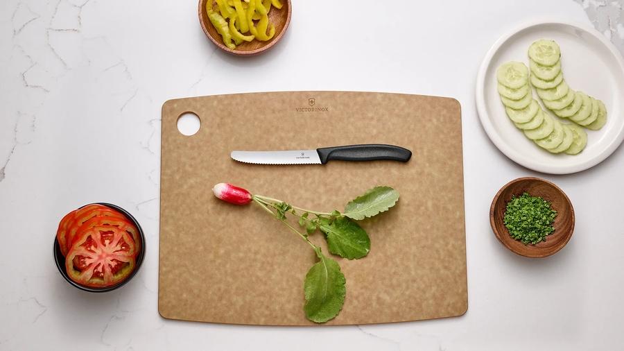 Victorinox Swiss Classic Tomaten- und Tafelmesser – Original-Anwendungsbild