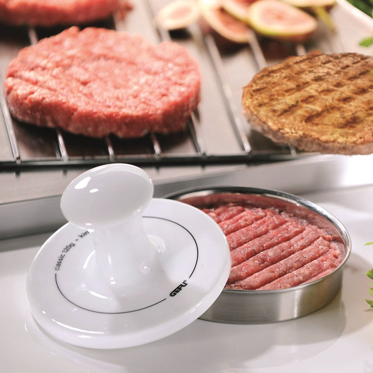 Gleichmäßige Burger selbst formen.