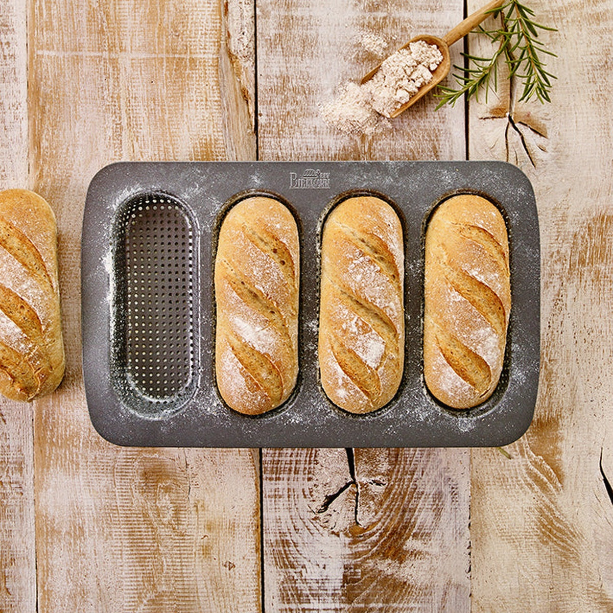 Birkmann Mini-Baguetteblech, 4-fach – Form mit Gebäck in Anwendung, Artikel 210219