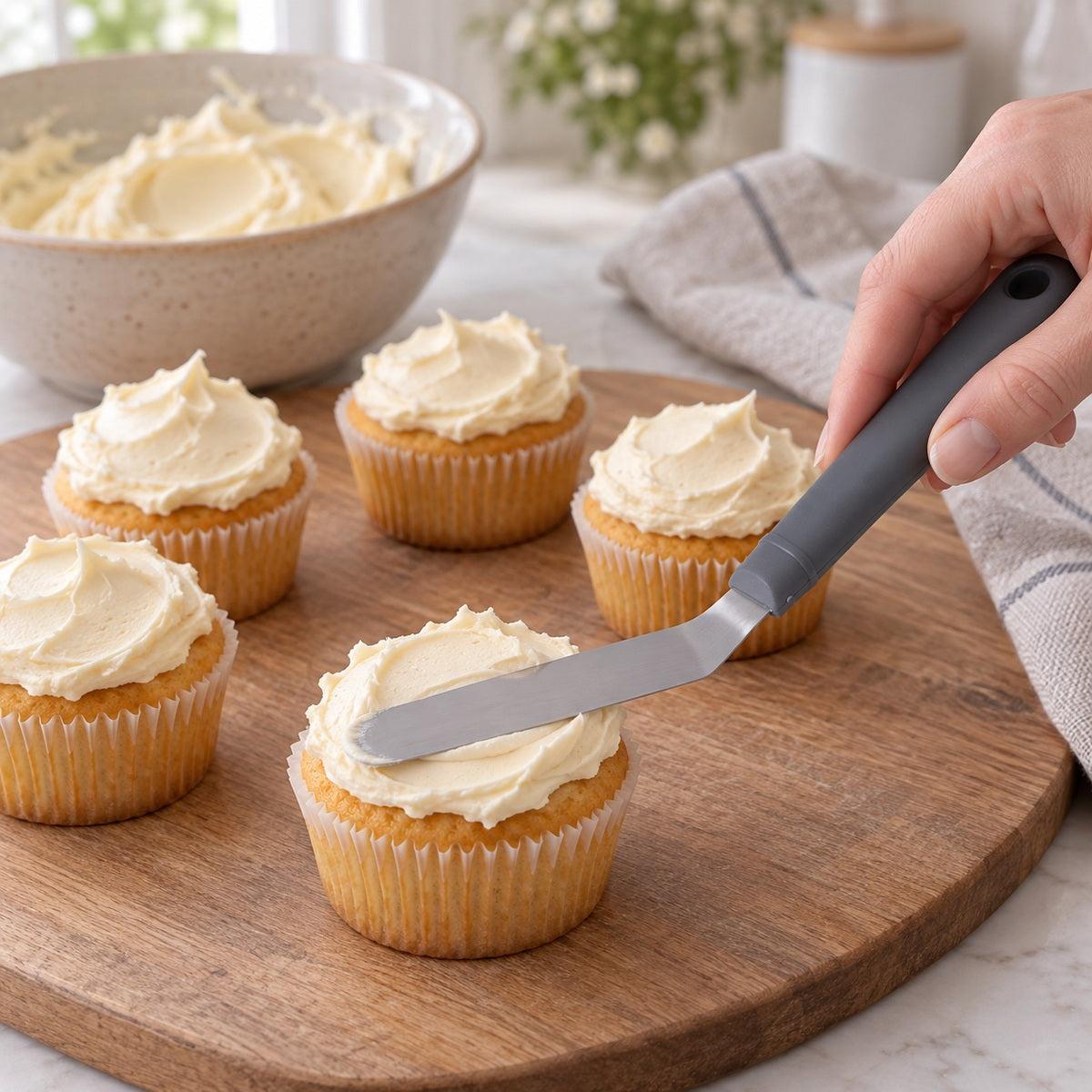 Birkmann Mini-Winkelpalette 2 cm, Artikel 430891 – Creme auf Cupcakes verstreichen