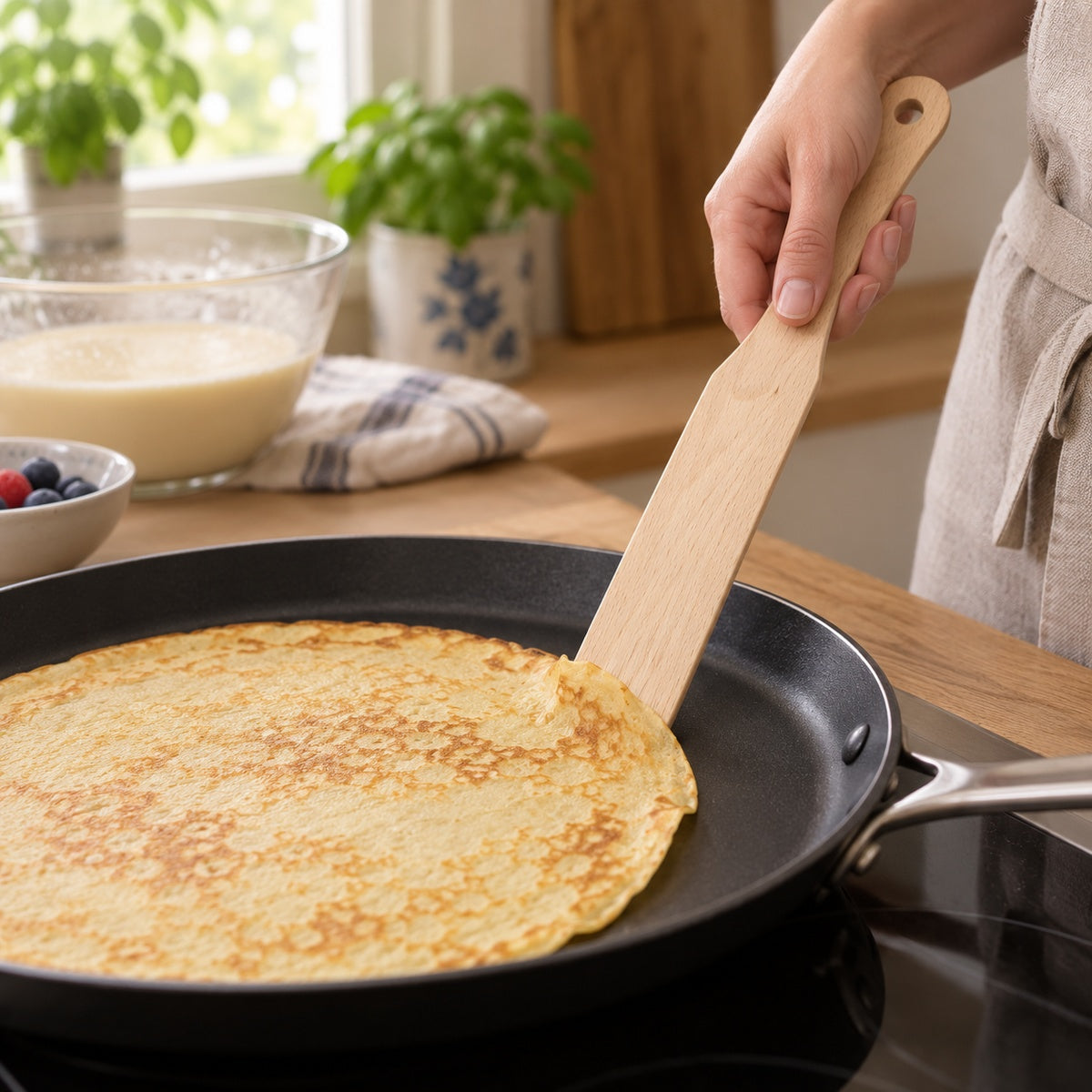 Birkmann Crêpes-Set 330603 – dünnen Crêpe mit dem Buchenholz-Wender anheben.