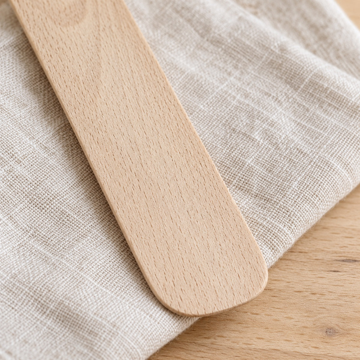 Birkmann Crêpes-Set 330603 – Detail der dünnen, abgerundeten Buchenholz-Klinge.