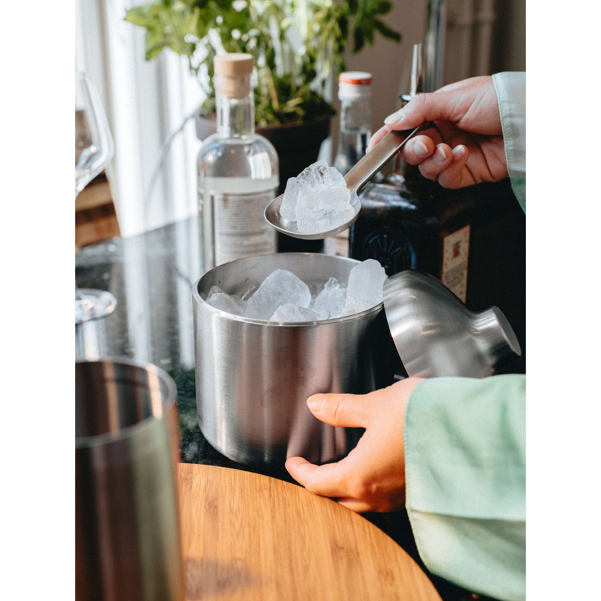 Liquid Lounge Eiseimer mit Eislöffel – Anwendung – Originalbild