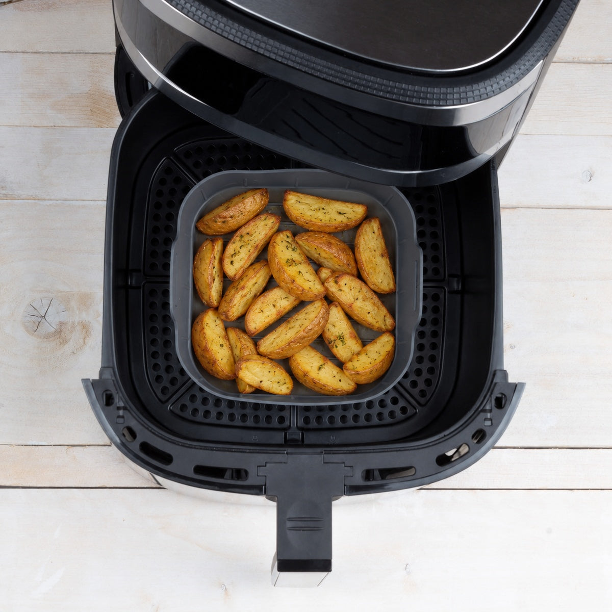 Lurch Airfryer-Einsatz S mit gebackenen Kartoffelspalten – Anwendungsbeispiel.