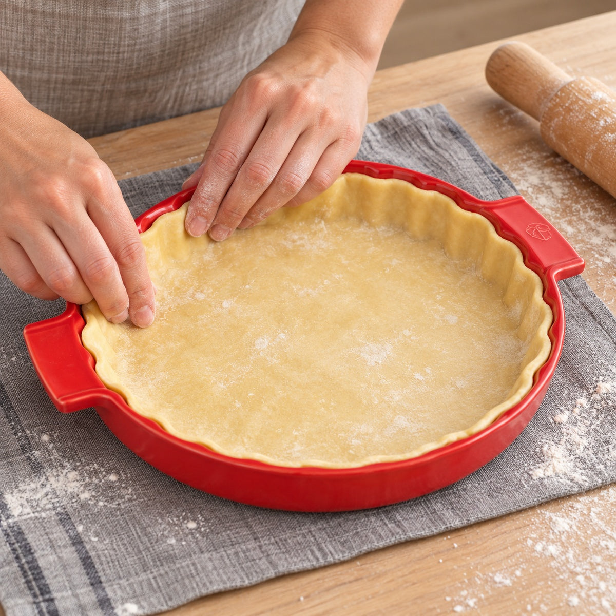 Peugeot Appolia Tarteform 30 cm, rot – Teig in der Form vorbereiten.