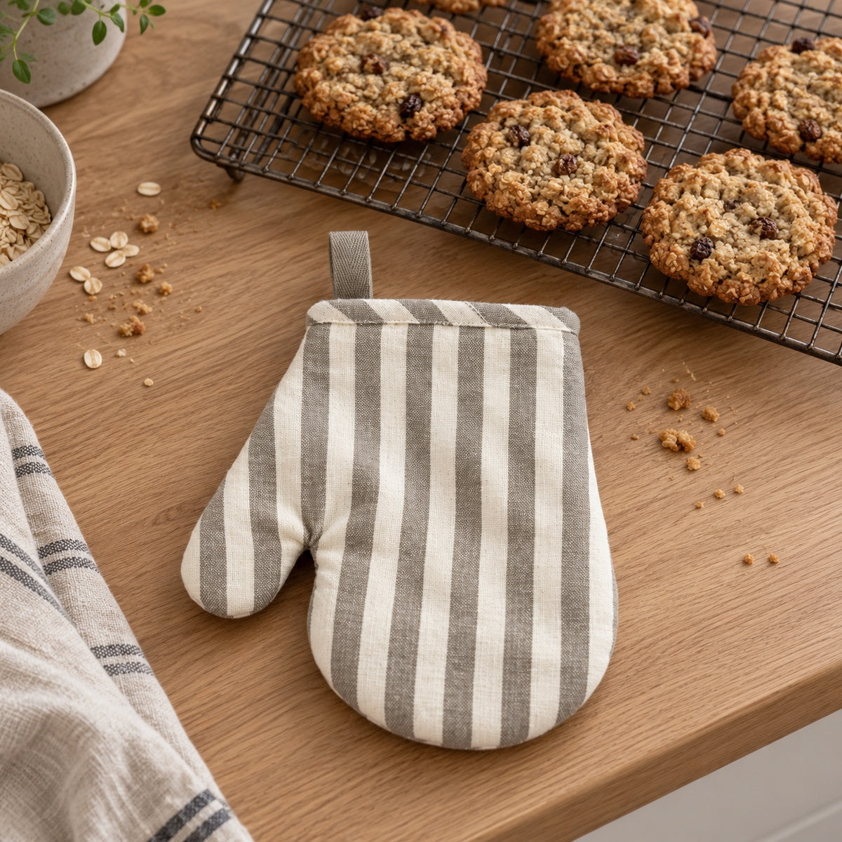 Södahl Harmony Mini-Ofenhandschuh in Taupe neben frisch gebackenen Haferkeksen