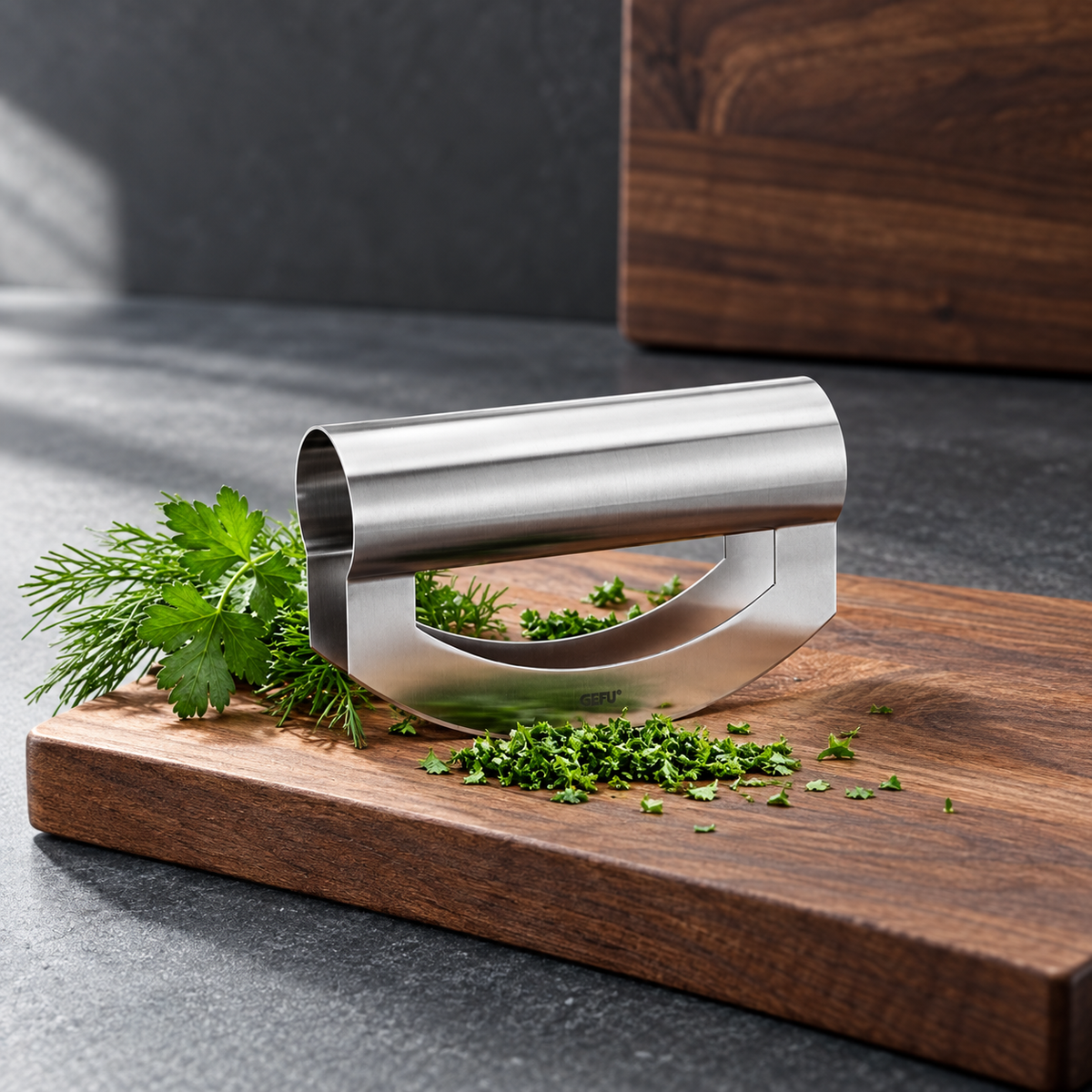 Wiegemesser VIAVO + Wiegemesserbrett – Produkt im Küchenambiente
