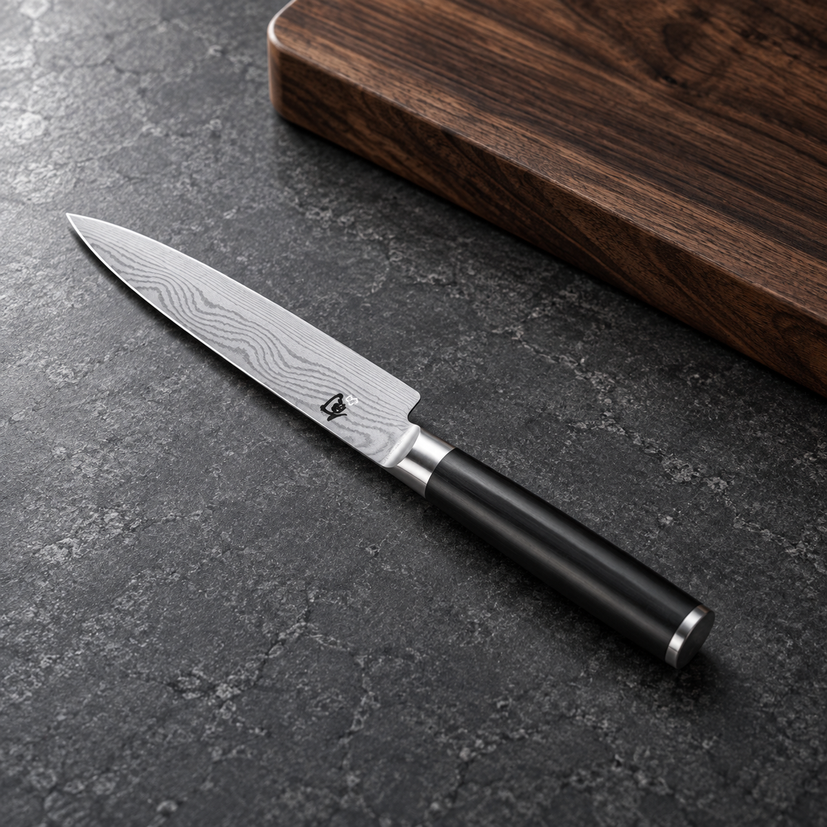 KAI Allzweckmesser Shun Classic – Allzweckmesser 15cm – Produkt im Küchenambiente (vorhandenes Bild aus der Produktsektion 1).