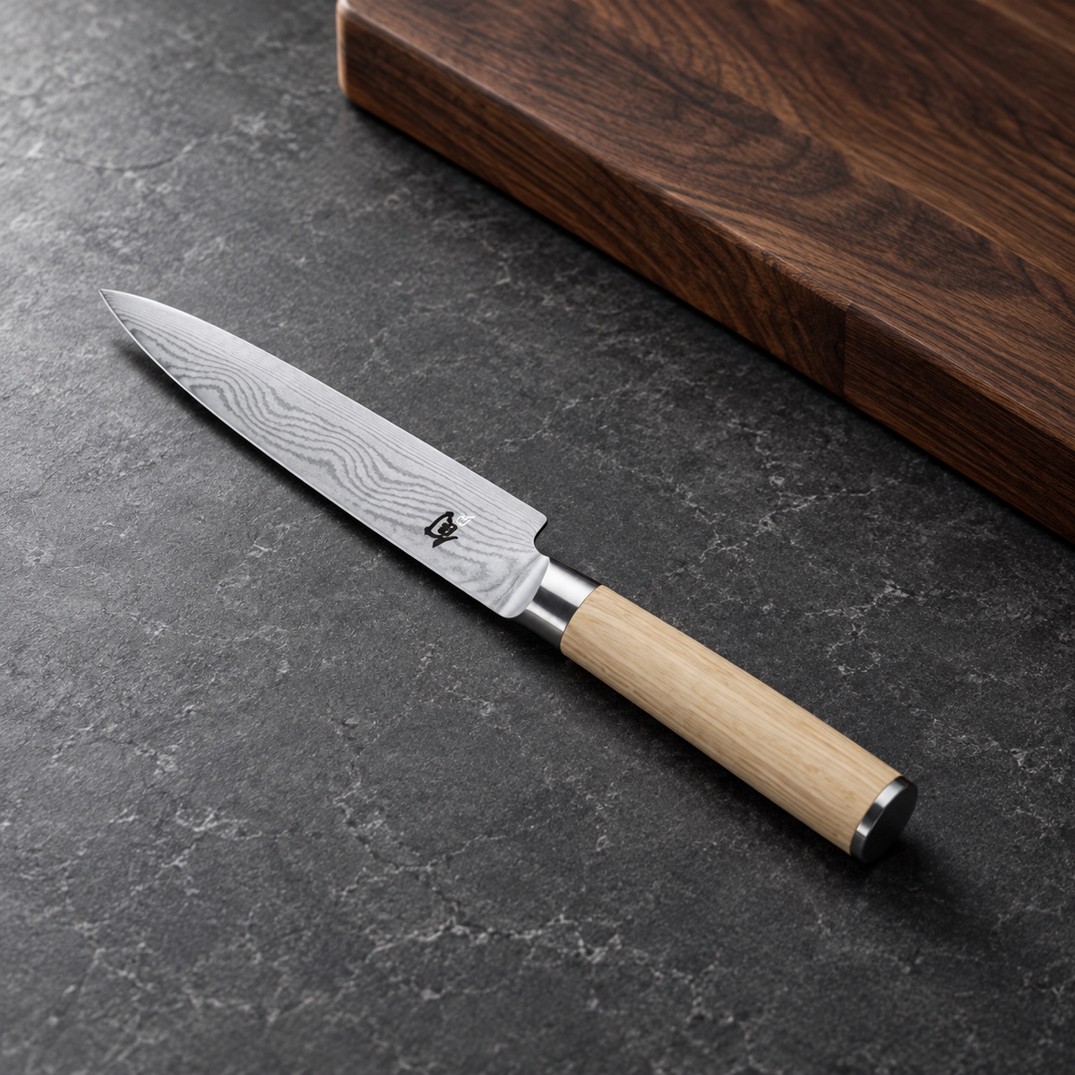 KAI Allzweckmesser 15cm – Allzweckmesser 15cm – Produkt im Küchenambiente (vorhandenes Bild aus der Produktsektion 1).