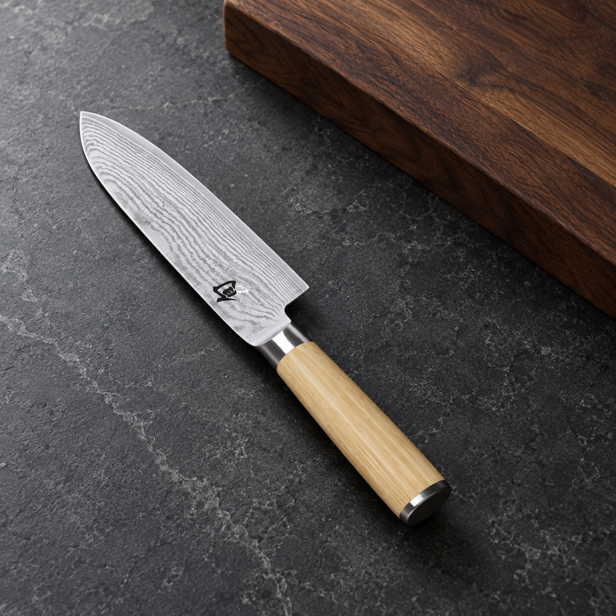 KAI Santoku Shun Classic White 18 cm – Santoku 18cm – Produkt im Küchenambiente (vorhandenes Bild aus der Produktsektion 1).