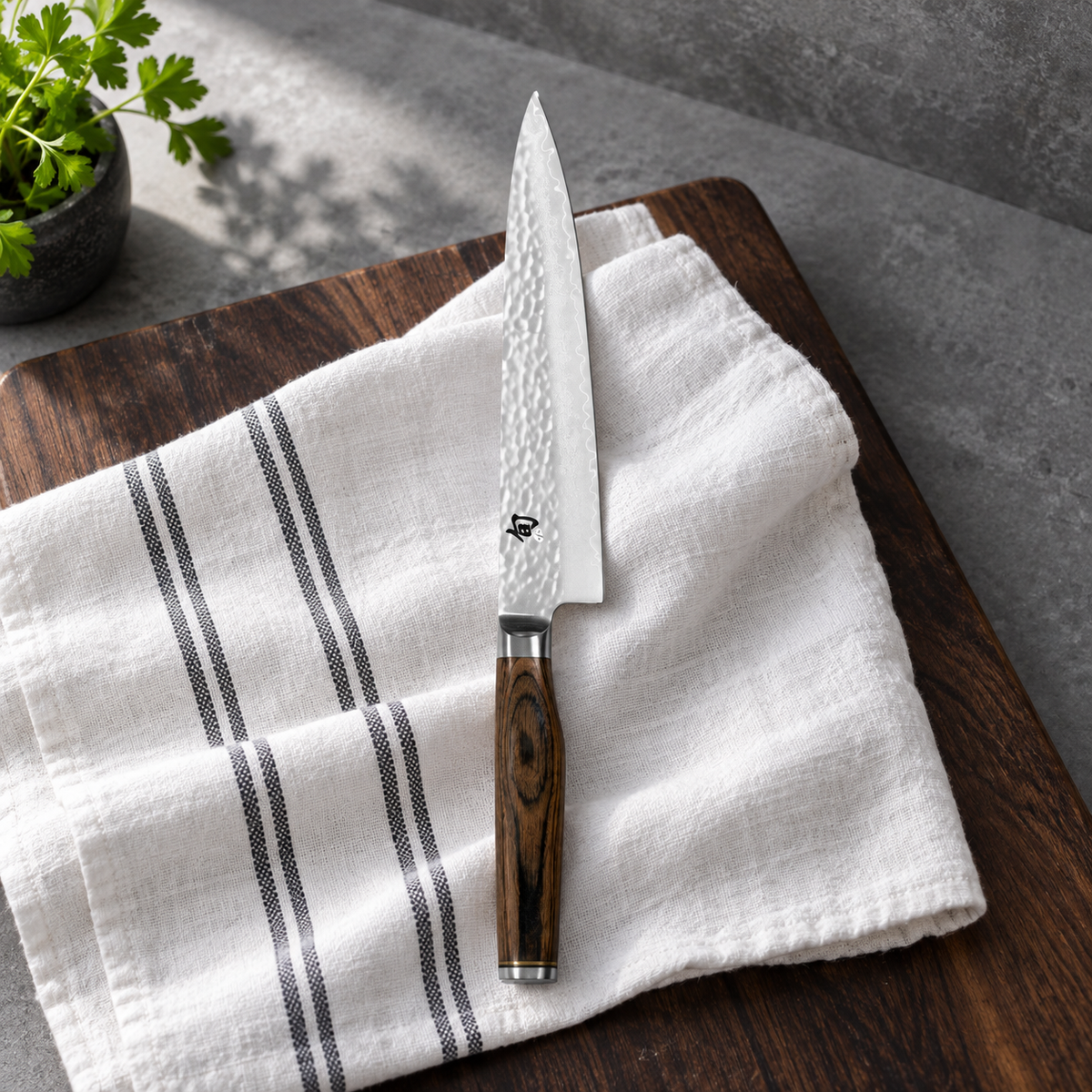 KAI Allzweckmesser Shun Premier 16,5 cm – Allzweckmesser 16,5cm – Pflege und Alltag (vorhandenes Bild aus der Produktsektion 2).