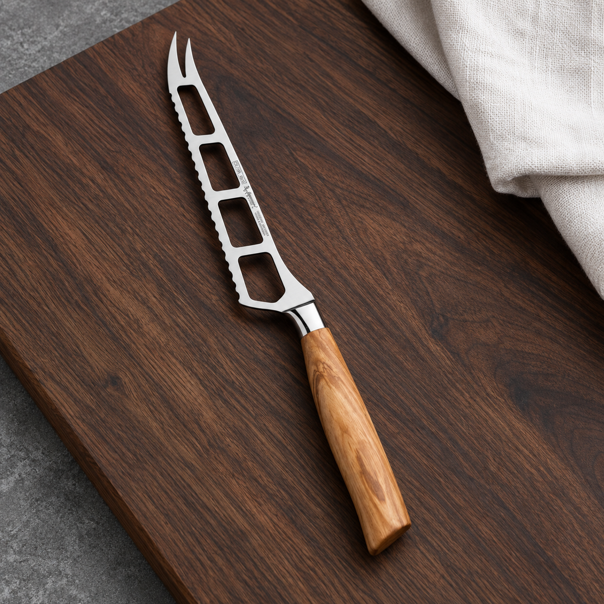 Käsemesser 14cm – Produkt in einer gestalteten Küchenszene