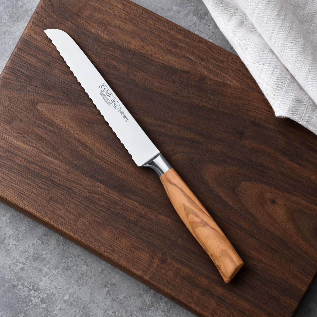 Brötchenmesser 13cm – Produkt in einer gestalteten Küchenszene