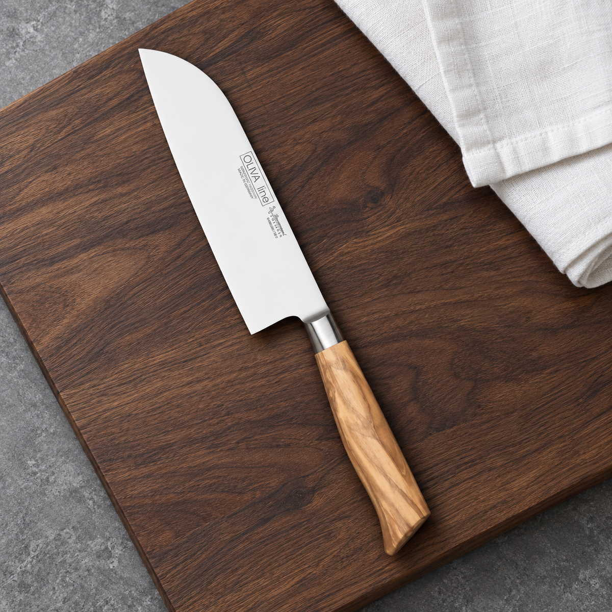 Santokumesser 18cm – Produkt in einer gestalteten Küchenszene