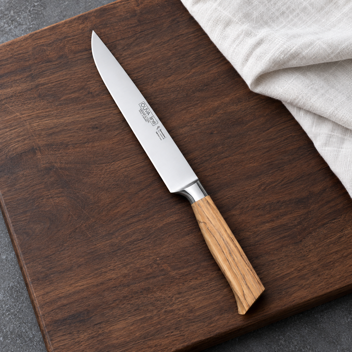 Fleischmesser 18 cm – Produkt in einer gestalteten Küchenszene