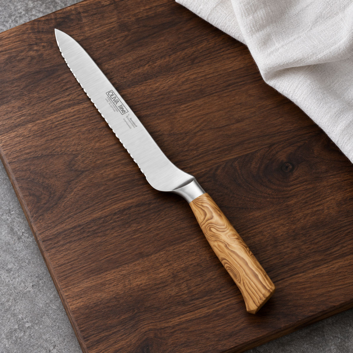 Brotmesser 20cm – Produkt in einer gestalteten Küchenszene
