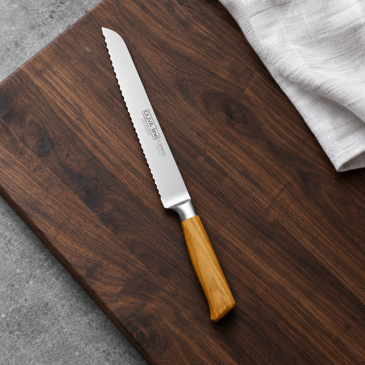 Brotmesser 23 cm – Produkt in einer gestalteten Küchenszene