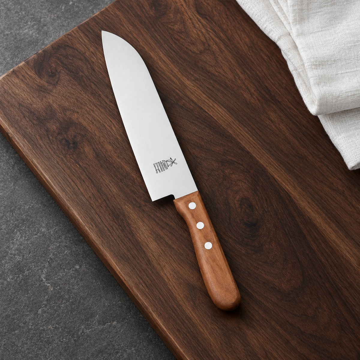 Santoku 16,5cm – Produkt in einer gestalteten Küchenszene