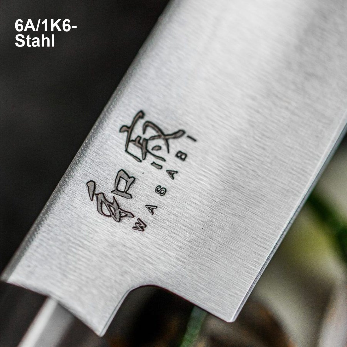 KAI Wasabi Black – Originalfoto der Serie: Klingenoberfläche und Logo. 6A/1K6-Stahl.