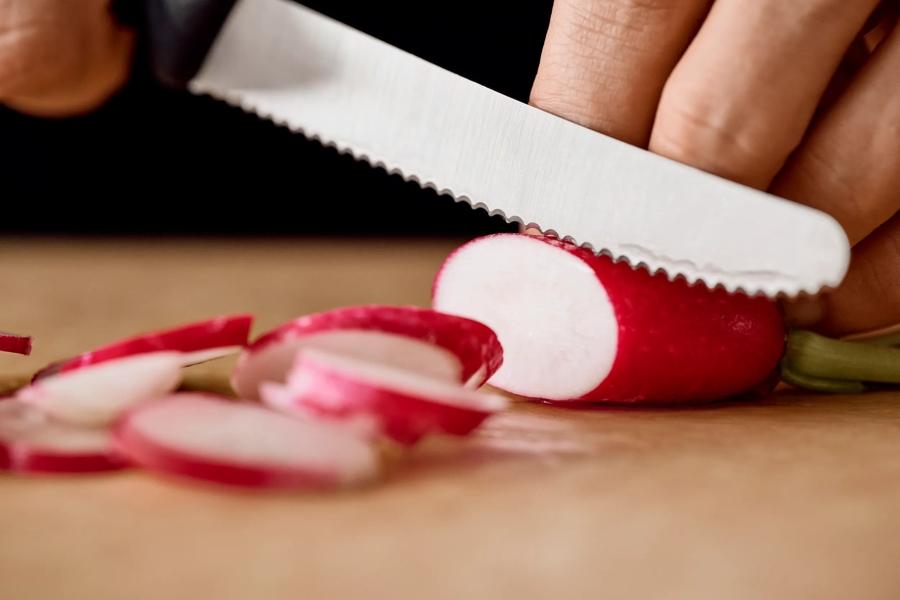 Victorinox Swiss Classic Tomaten- und Tafelmesser – Original-Anwendungsbild